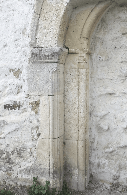 Freigelegtes romanisches Portal