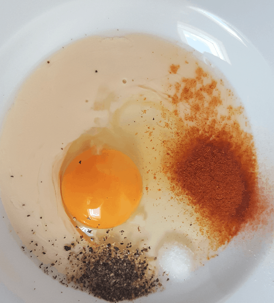 Panierte Schnitzel - Ei und Gewürze