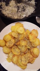 Kartoffeln würzen und Zwiebeln anbraten