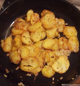 Kartoffelscheiben und Zwiebeln zu Ende braten