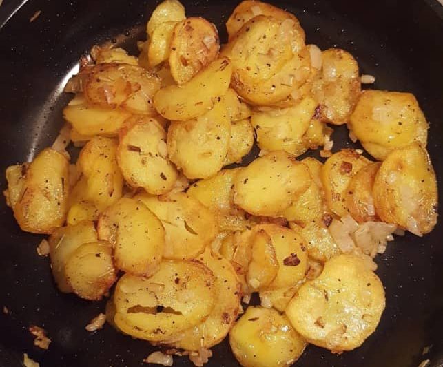 Kartoffelscheiben und Zwiebeln zu Ende braten