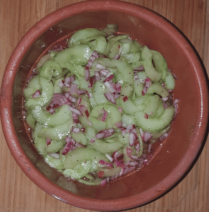 Gurkensalat mit roten Zwiebeln