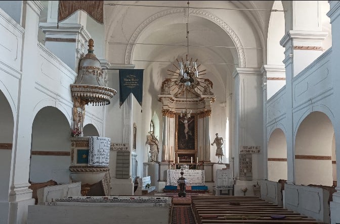 Kirchenschiff und großzügige Emporen Kirchenburg von Bălcaciu (dt. Bulkesch)
