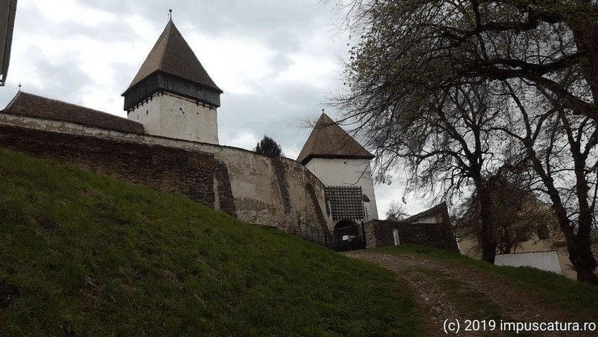 Auffahrt und Haupttor der Kirchenburg Hosman (Holzmengen)