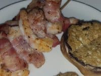 Garnelenspieße mit Bacon und gefüllte Champignons