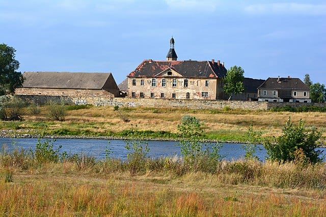 Schloss Promnitz vom gegenüber liegenden Elbeufer