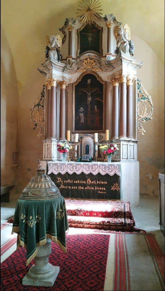 Altar mit Taufstein in Jidvei (dt. Seiden)