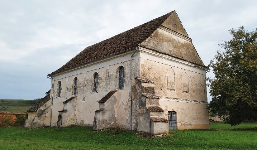 Die Rückseite der Kirche in Șona (dt. Schönau)