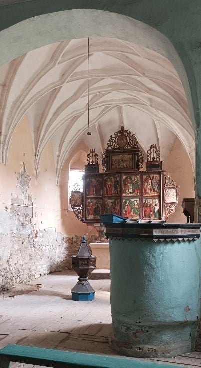 Kanzel, Taufstein und Altar im gotisch überwölbten Chor