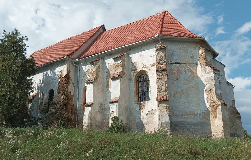 Sicht von der Straße auf die Kirche in Tătârlaua (dt. Taterloch)