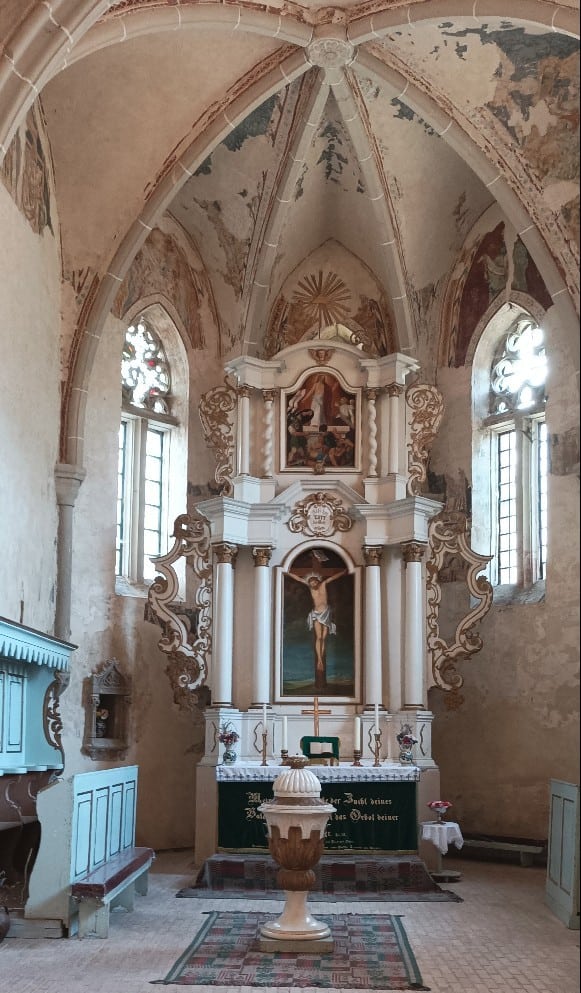 Altar und Taufstein der Kirchenburg in Ighișu Nou (Eibesdorf)
