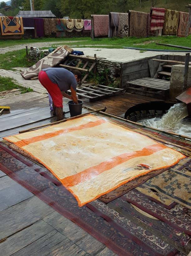 Die Teppichwaschmaschine in den Maramureș