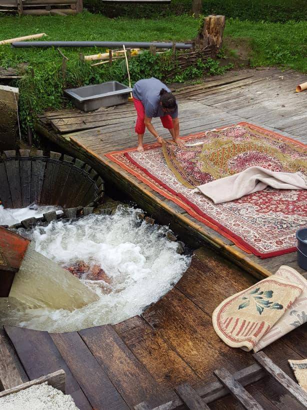 Die Teppichwaschmaschine in den Maramureș